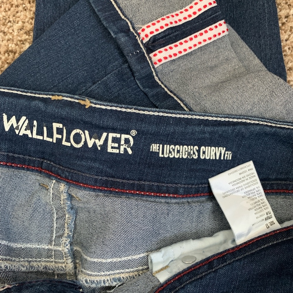 Wallflower Dark Blue Curvy Fit Capri Jeans
